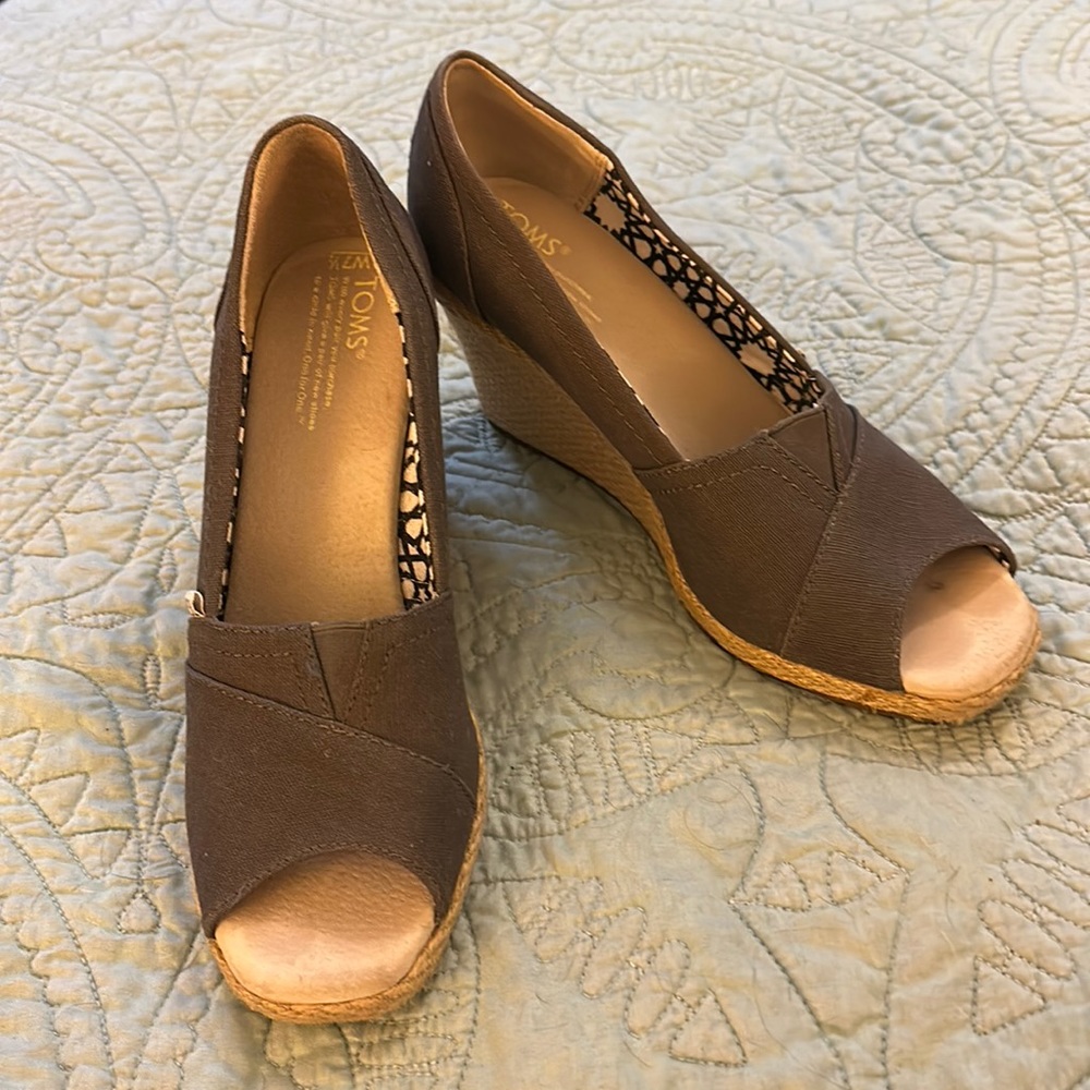 TOMS grey wedges size 7.5M